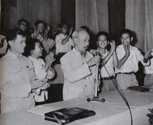Bác Hồ tại Đại hội đại biểu toàn quốc Đoàn Thanh niên Cứu quốc 1956)-.jpg