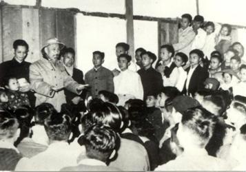 Bác Hồ nói chuyện với cán bộ và sinh viên Bách khoa tại nhà ở sinh viên sáng mùng Một Tết Mậu Tuất - năm 1958.