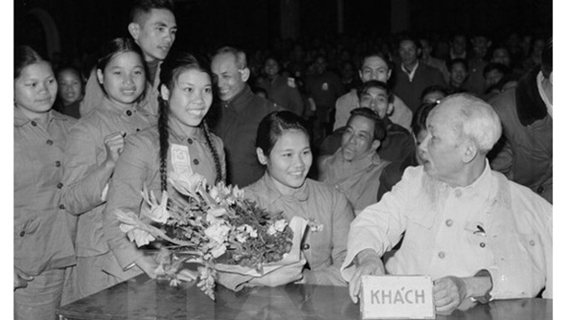 Chủ tịch Hồ Chí Minh nói chuyện với đại biểu thanh niên xung phong dự Đại hội TNXP chống Mỹ cứu nước toàn miền Bắc tháng 1.1967.jpg