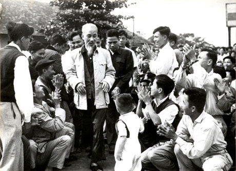 Thầy cô giáo và các em học sinh vui mừng chào đón Chủ tịch Hồ Chí Minh đến thăm Trường Trung học GT-VT Thủy – Bộ.