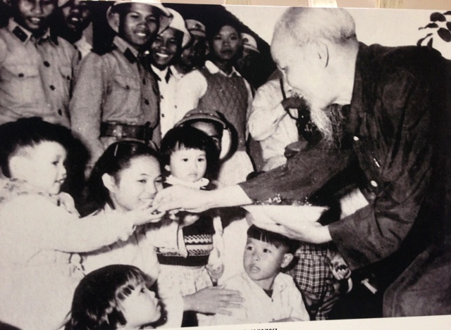 Bác Hồ đến thăm và chia kẹo cho các cháu nhi đồng ở Trường mầm non Thị xã Thanh Hóa.