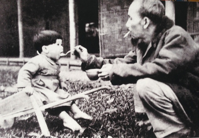 Bác Hồ bón cơm cho cháu bé khi đến thăm một trại nhi đồng ở Việt Bắc, năm 1950.