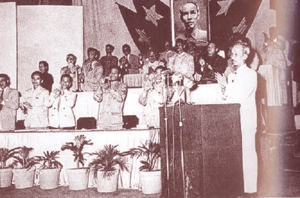 Bác Hồ đang phát biểu tại kỳ họp thứ năm Quốc hội Khóa I ngày 20-9-1955.jpg